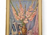 un tableau représentant des fleurs roses dans un vase doré posé sur une table