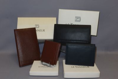 quatre modèles différents de portefeuilles en cuir empilés les uns sur les autres