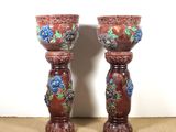 deux vases décorés de fleurs