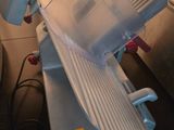 une machine posée sur une table