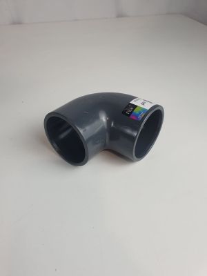 un tuyau noir posé sur une table blanche