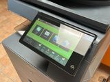 une tablette posée sur une imprimante qui se trouve elle-même dessus