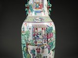 un vase sur lequel figure une photo de personnes