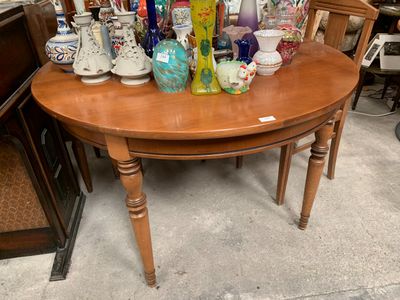 Table de salon en merisier, les pieds tournés.