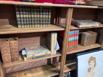 une étagère contenant de nombreux livres dans une pièce
