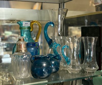 de nombreux vases en verre posés sur une étagère en verre dans un magasin