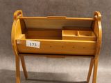 un petit bureau en bois surmonté d'un tiroir