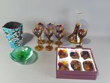 une petite boîte de bonbons et un verre de vin posés sur une table