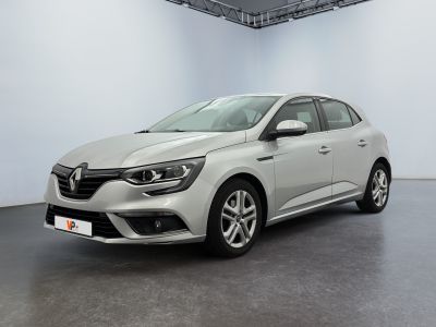 une voiture blanche dans une pièce blanche au sol noir