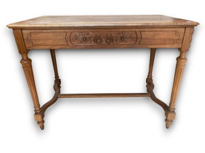 Un bureau de dame ouvrant par un tiroir en ceinture et repos…