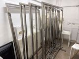 une pièce dont les murs sont recouverts de nombreux miroirs
