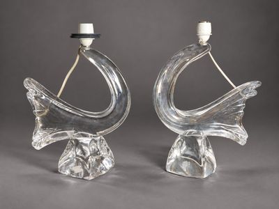 paire de lampes en forme de cygne en verre transparent avec des bougeoirs blancs