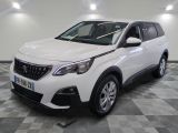 la voiture blanche est garée dans la pièce au sol en damier