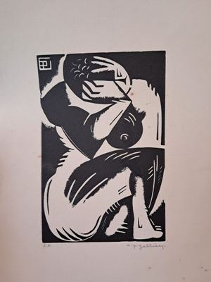une photo en noir et blanc d'un homme assis sur des toilettes