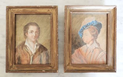deux portraits encadrés représentant un homme et une femme, dont l'un porte un chapeau bleu et l'autre une veste marron