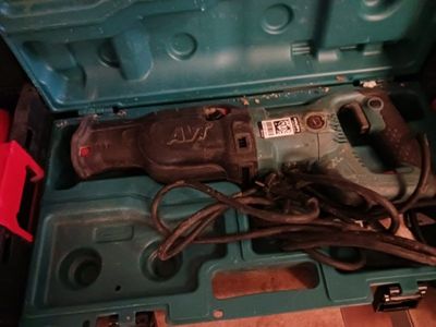 une boîte bleue contenant une perceuse et un cordon
