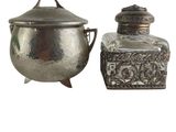 un pot en argent et un récipient en argent sur fond blanc
