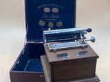 une boîte à musique contenant un instrument de musique