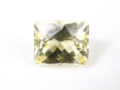 une image représentant un diamant jaune taillé en carré sur fond blanc
