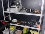 une étagère avec des casseroles et des poêles dans une cuisine