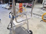 une photo d'une échelle sur laquelle est posé un siège, dans un garage