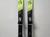 une paire de skis appuyée contre un mur dans une pièce