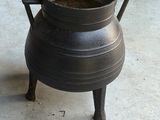 un pot posé sur un support au sol