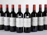 six bouteilles de vin rouge alignées sur une table