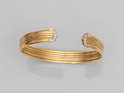 Gros plan sur un bracelet en or orné de diamants