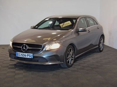 La Mercedes CLA est garée dans un showroom au sol carrelé d'un motif en damier.