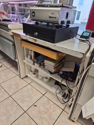une cuisine avec un plan de travail sur lequel est posée une imprimante