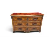 une image d'une commode sur fond blanc