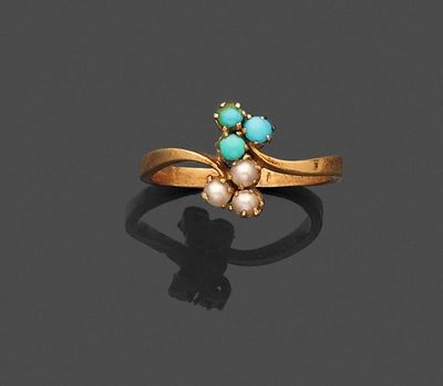 une bague en turquoise et perles, signée Van Cleef