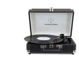 un gros plan sur une valise contenant un tourne-disque