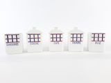 quatre récipients blancs ornés de motifs bleus et rouges