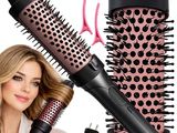 une femme tenant une brosse à cheveux et un sèche-cheveux