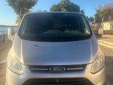l'avant d'une fourgonnette Ford Transit argentée garée sur une rue pavée