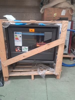 un micro-ondes posé sur une palette dans le garage