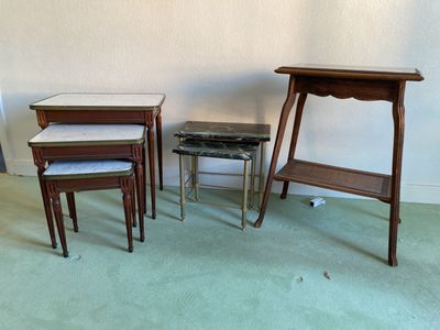 trois tables et deux tabourets dans une pièce