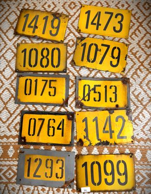 six plaques d'immatriculation jaunes et noires portant des numéros
