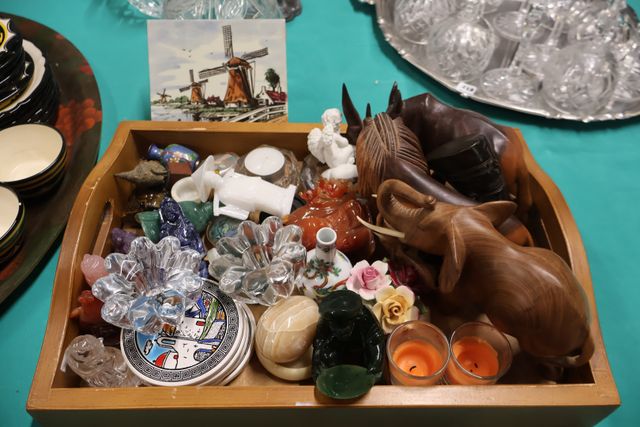 Lot d’objets de vitrine : sujets en pierre dure modernes Asie, de...