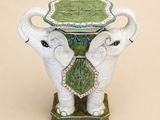 deux éléphants debout l'un à côté de l'autre, avec une table posée dessus