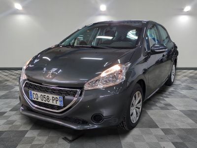 la voiture grise est garée dans le garage sur le sol en damier