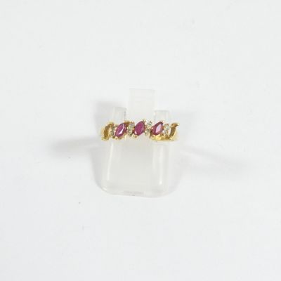 gros plan d'une bague en or avec une pierre rose