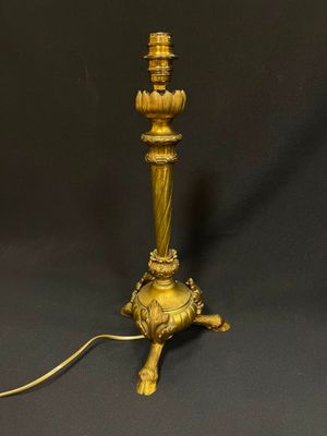 une lampe de table en laiton ancien sur fond noir, avec un fond noir