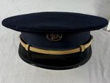 un chapeau posé sur une table