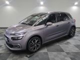La nouvelle Citroën est exposée dans le showroom d'un concessionnaire.
