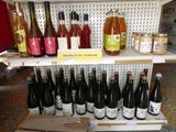 de nombreuses bouteilles de vin sur les étagères du magasin