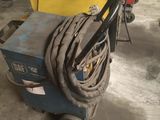 une machine posée sur le sol du garage