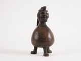 une image représentant un vase marron posé sur une surface blanche